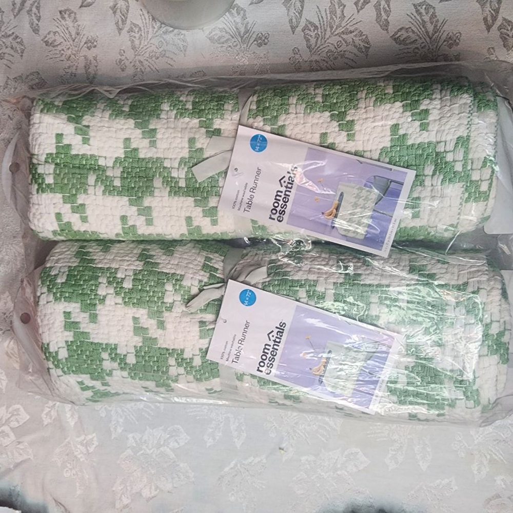 Room Essentials Green White Houndstooth Table Runners, set of 2